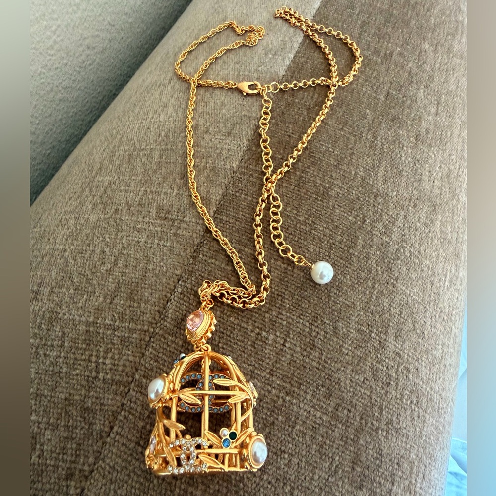 ✨🕊️🌸VINTAGE CHANEL GOLD-TONE CHAIN NECKLACE WITH CC MEDALLION🕊️✨🌸 - Picture 6 of 8